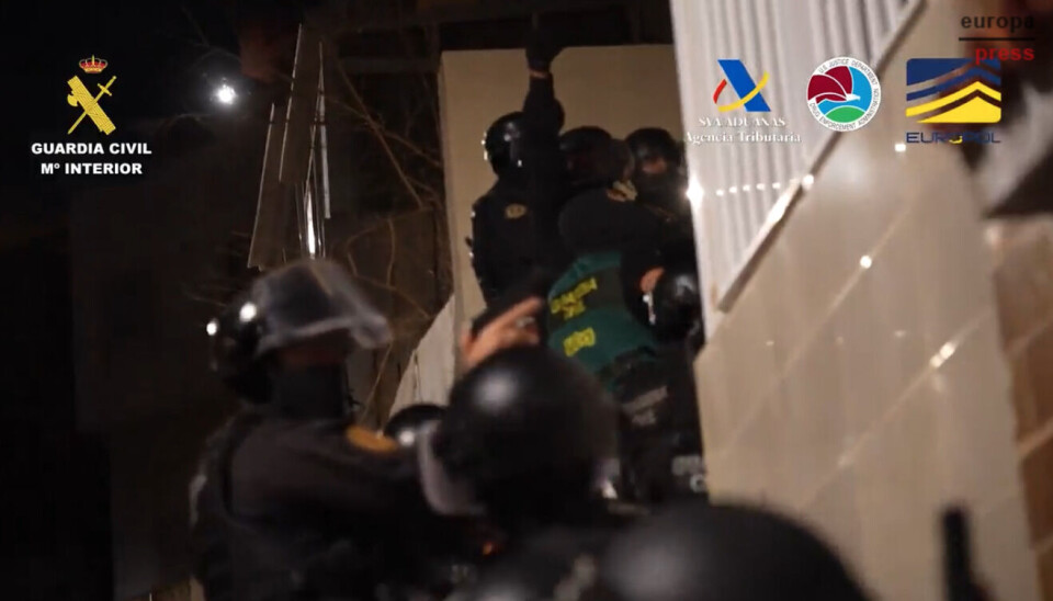 SLÅR TIL: Her slår Guardia Civil og internasjonale styrker til mot en narkoliga på Tenerife.