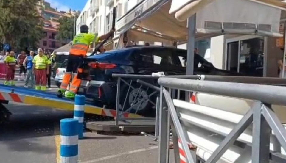 TRAFF UTESTED: Bilen kjørte inn i terrassen på utestedet.