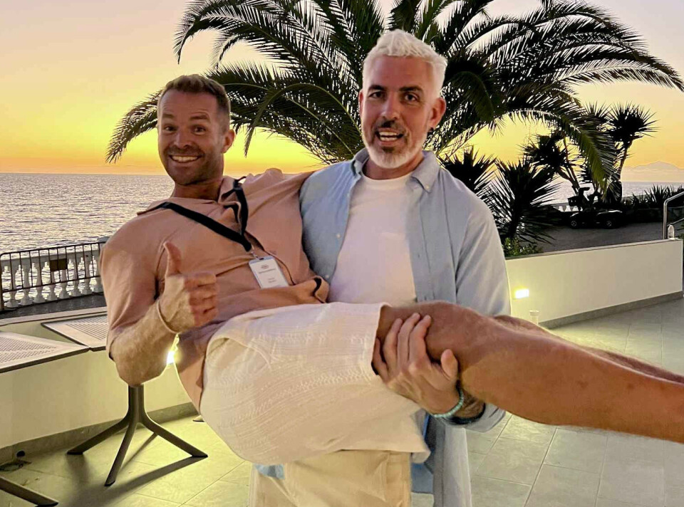 Trygve Skaug er kjent for å løfte frem mange av de “usynlige arbeiderne”
og viser at han gjerne gjør det i praksis også, her han holder David Tangen i armene.