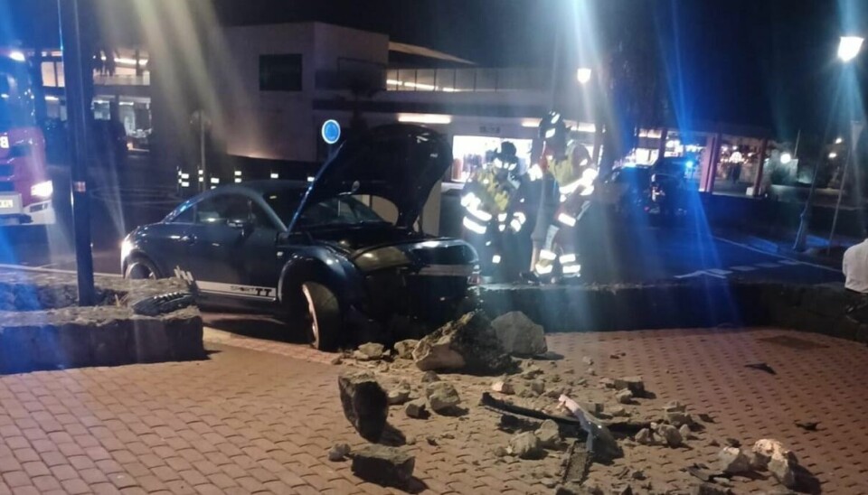 KRASJET: En personbil dundret inn i en mur i Playa Blanca.