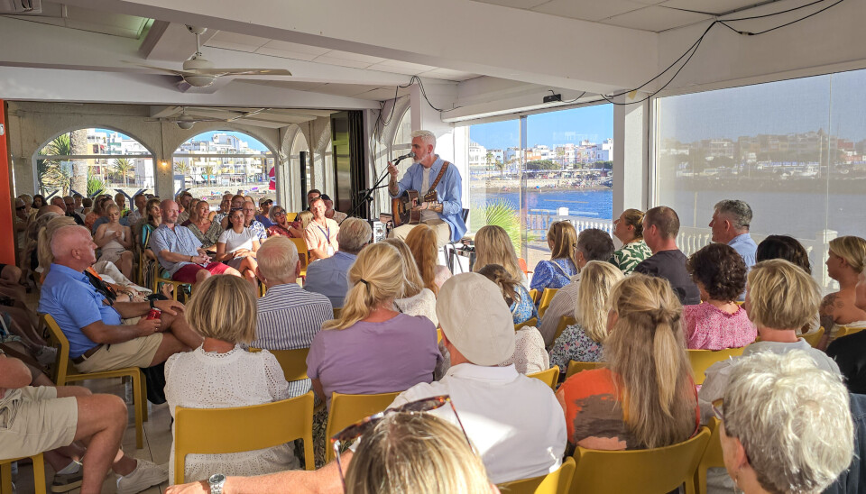 Det var fullt hus da Trygve spilte for nordmenn på Gran Canaria.