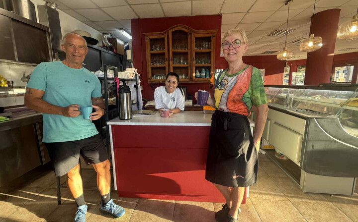 Mirna (40) har tatt over klubbcafeen i Arguineguín