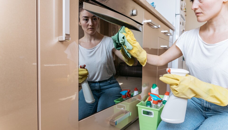 JOBBER SVART: Stadig flere hushjelper, renholdere og barnevakter velger å jobbe svart.