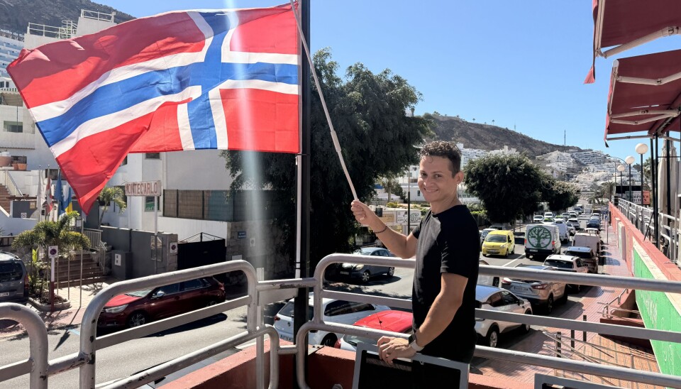 Som servitør har Manu tatt med seg mannen, Yadir Ceruto Figueredo (30). Når Canariavisen ankommer er de begge i full sving med å åpne for dagen.