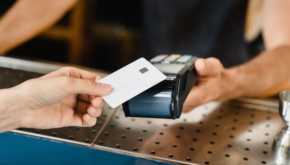 Illustrasjon av kortbetaling på et utested.