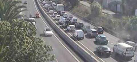 Kaos på TF-5 etter at to varebiler kolliderte