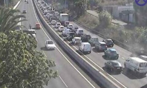 Kaos på TF-5 etter at to varebiler kolliderte