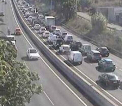 Kaos på TF-5 etter at to varebiler kolliderte