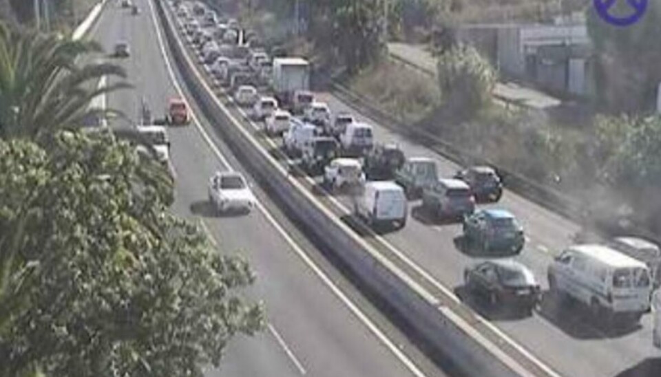 Overvåkningsbilder fra veikameraer viser lange køer torsdag formiddag.
