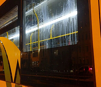 Vandaler kastet egg på bussene