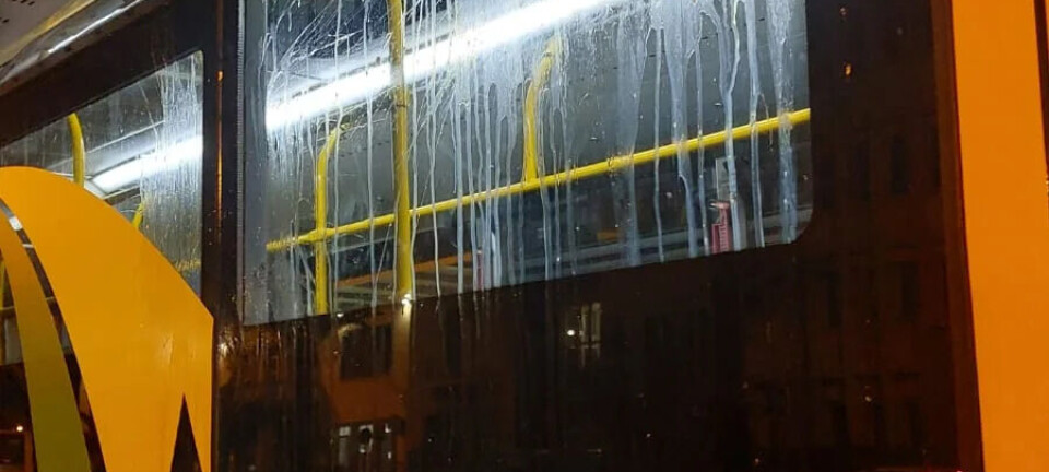 Vandaler kastet egg på bussene