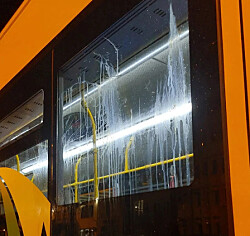 Vandaler kastet egg på bussene