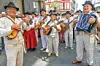 Det tradisjonelle instrumentet, timple, blir flittig brukt i folkefeiringen. Timplen er et lite strengeinstrument som ligner en del på en ukulele. Den kommer opprinnelig fra Lanzarote og Fuerteventura.