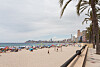 Mennen gikk amok og angrep den norske kvinnen på Playa de Poniente i Benidorm. Deretter angrep han en fem år gammel gutt.