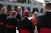 Pave Leo XIV hilser sammen med kong Felipe VI og dronning Letizia, prinsesse Leonor og infanta Sofía kirkelige dignitarer ved ankomst til Det kongelige slott.