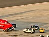 Her blir flyet møtt av Guardia Civil, som hentet ut den uregjerlige passasjeren.