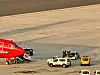 Her blir flyet møtt av Guardia Civil, som hentet ut den uregjerlige passasjeren.