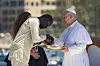 Pave Leo mottar et keramikkunstverk i gave fra en senegalesisk migrant og en pastoralmedarbeider under et møte med over tusen immigranter fra Afrika og Latin-Amerika. Tilstede var også representanter fra de viktigste institusjonene og sosiale organisasjonene som arbeider med redningstjeneste, mottak og integrering. Møtet fant sted på Arguineguín-kaien på Gran Canaria denne torsdagen, på den sjette dagen av hans reise til Spania.