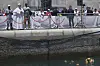 Pave Leo XIV kaster en blomsterkrans i havet til minne om migrantene som har mistet livet på sjøreisen.