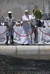 Pave Leo XIV kaster en blomsterkrans i havet til minne om migrantene som har mistet livet på sjøreisen.
