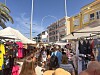 Foto av markedet i Arguineguín på Gran Canaria, etter at det flyttet fra den gamle markedsplassen til strandpromenaden i gågata.