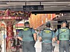 Arkivfoto av Guardia Civil-betjenter på Puerto Rico-senteret i den populære feriebyen.