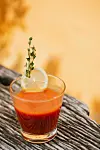 Trodde du tomatjuice bare gjør seg på flyet? Neida! Det er også en flott tørstedrikk på varme dager, og riktig så næringsrikt.