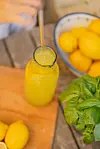 Naturlig limonade laget på ekte sitron, er en klassisk sommerdrikk.