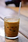 Bytt ut den varme koffen svart kaffe med en iskaffe på varme morgener, men lag den helst selv: butikkvariantene er ofte fulle av sukker.