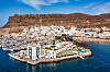 Puerto de Mogán til censtre, med Playa de Mogán til høyre.